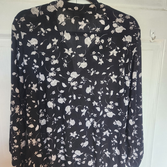 Lily Morgan Stretchy Floral  Short Sleeve Blouse Size XL - Picture 9 of 9